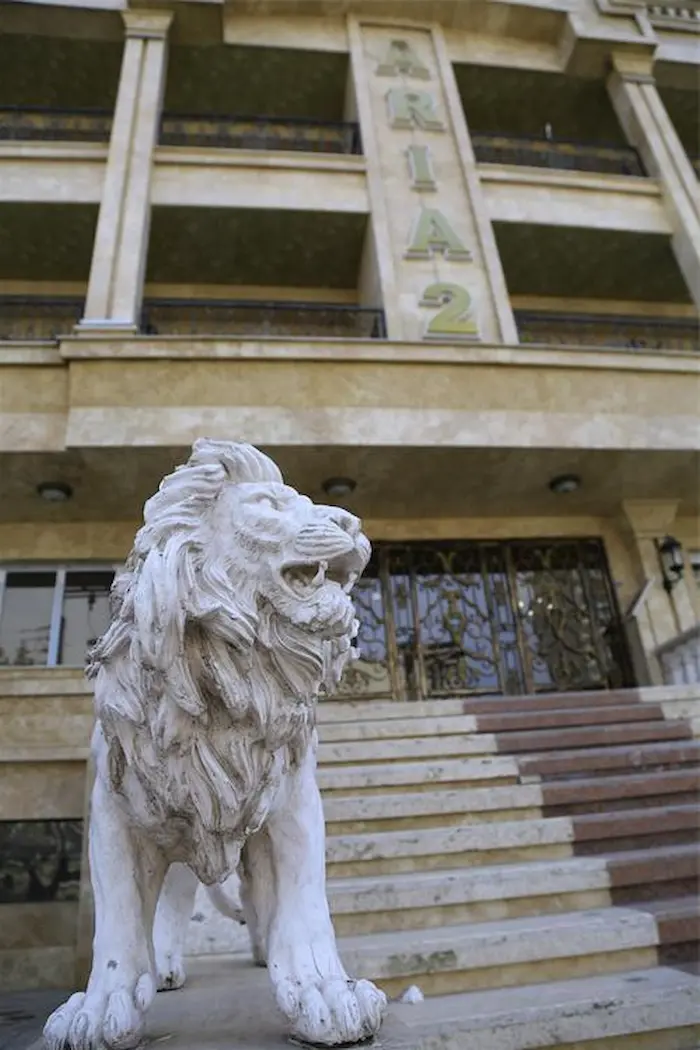 مجسمه شیر در روبه روی درب ورودی برج آریا سرخرود 52486353520
