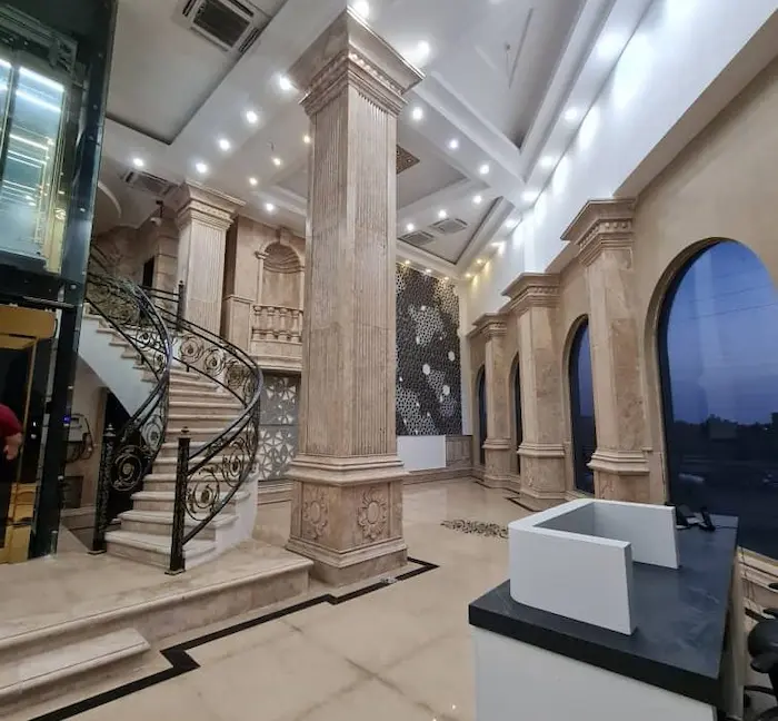 نمای داخلی ورودی و پله های سلطنتی برج سفید 687468485404