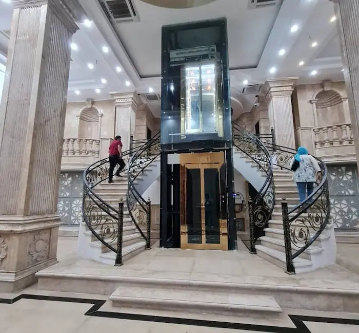 آسانسور و پله های برج کلاسیک سفید 568465843120
