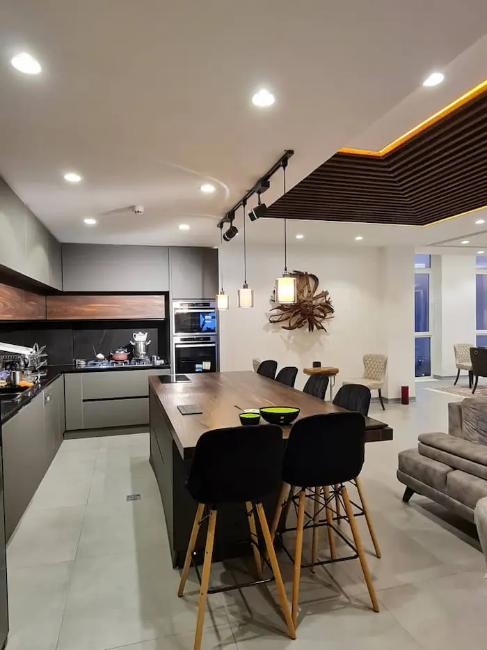 آشپزخانه با کابینت های هایگلس طوسی رنگ برج روشا 5247