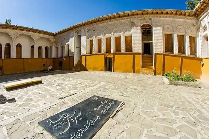 نمایی از خانه نیما یوشیج در شهر ایزدشهر و مقبره آن در محوطه سنگ فرش شده 4164684