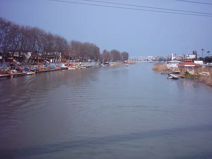 رودخانه آرام بابلرود در فصل سرد به همراه آسمان آبی 54545145
