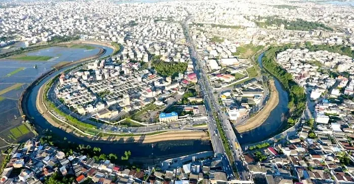 عکس برداری از ارتفاع بلند از رودخانه بابلرود که شهر در آن مشاهده می‌شود 54498444