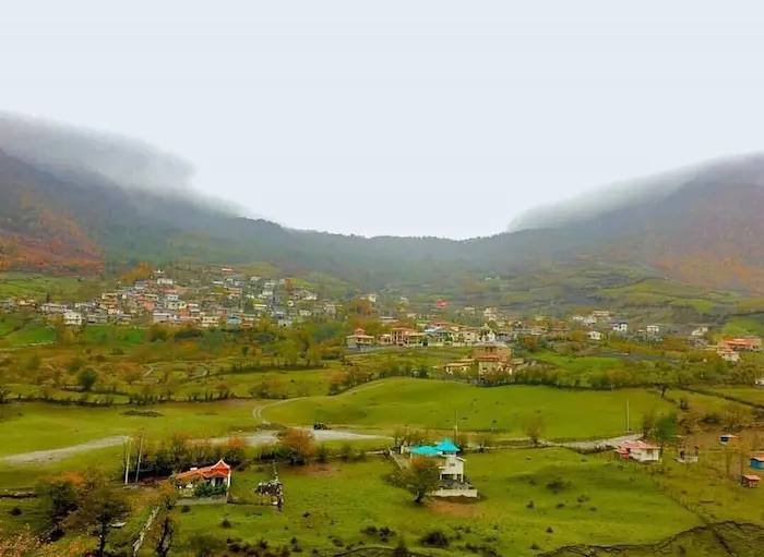 روستای لاویج با پوشش گیاهان سرسبز در دل کوه های مه آلود 5452567
