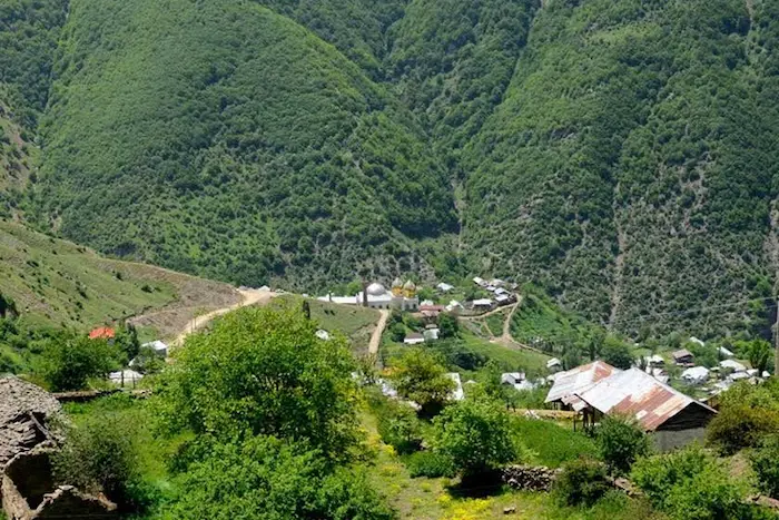 روستای ییلاقی شیخ موسی احاطه شده در کوه های سرسبز 54588474