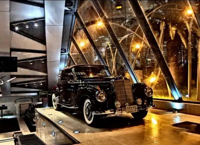 نمایی از ماشین قدیمی مشکی در موزه گالری دیدی 546546548