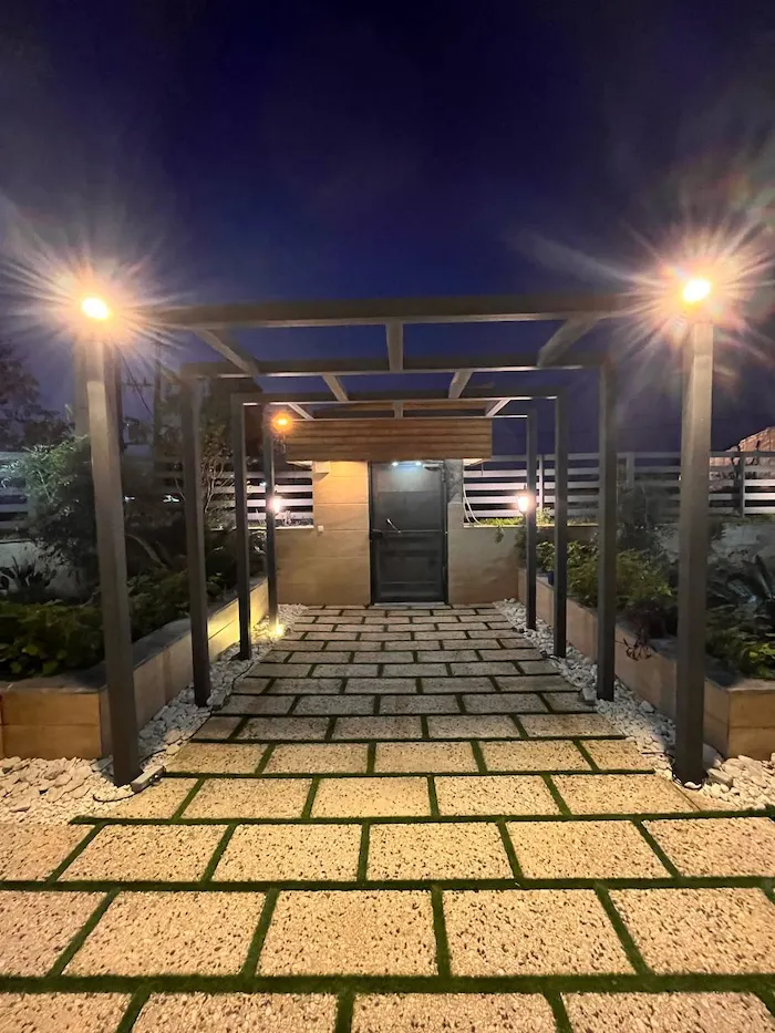 ورودی سنگفرش شده با نورپردازی محوطه برج روشا 498484198