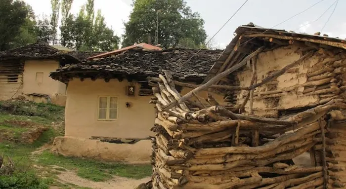 کلبه های چوبی روستای با دیوارهای گلی در پایین محله روستای دریاسر 2315645645312014