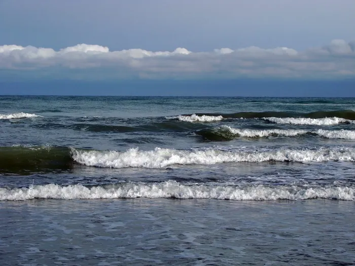 امواج ساحل دنج محموداباد در نزدیکی روستای رودپشت 26456546512