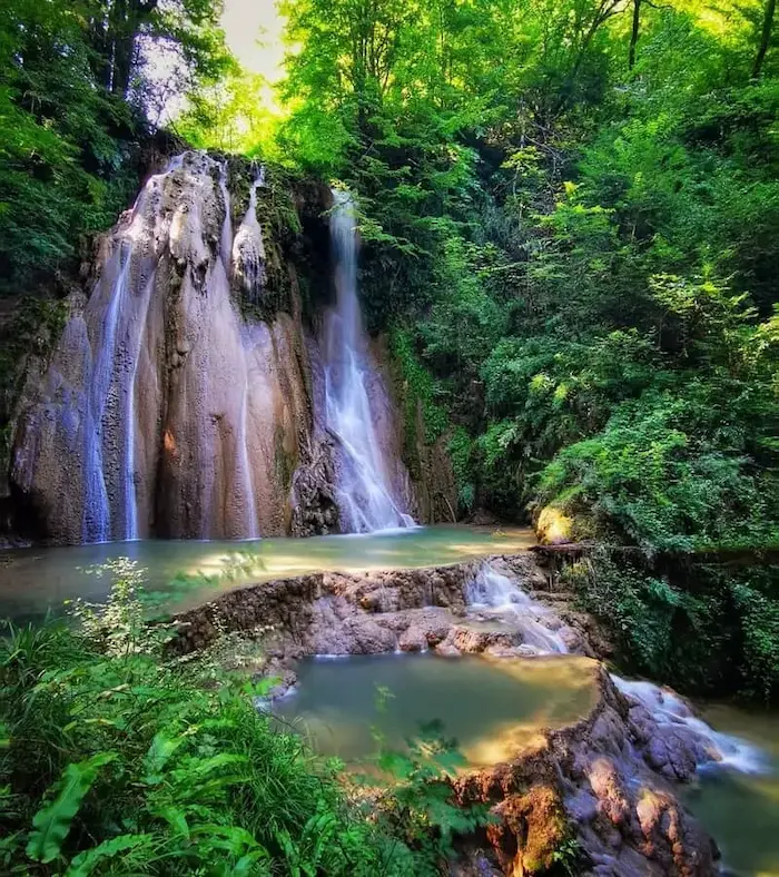 آبشار خروشان اسکلیم در جنگل های سرسبز لفور 4897967