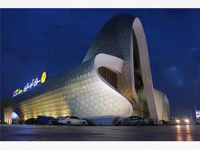 طراحی و معماری مدرن با نمای سنگی سرای گردشگری سیمرغ در شب 48748