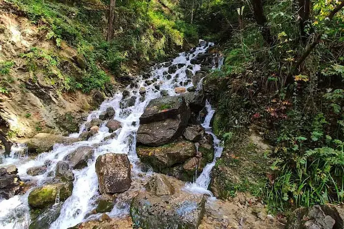 آبشار آب پری و صخره های سنگی ان در مازندران 787678