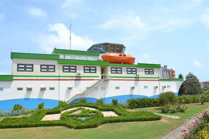 نمای ساختمان با رنگ های پرچم ایرانی در دانشکده علوم دریایی دانشگاه صنعت نفت 48697496