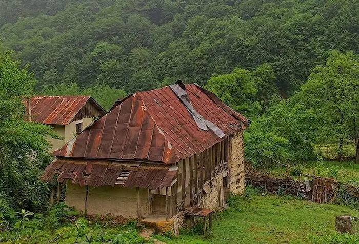 خانه های قدیمی روستایی شورک در کنار جنگل های سرسبز مازندران 485697468