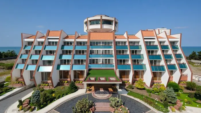 نمای ساختمان سنگی و محوطه سازی هتل نارنجستان ایزدشهر 45846